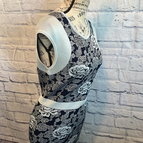 Karen Millen Knit Dress Floral Bodycon Cap Sleeves Blue KM Size 3 - Picture 3 of 11
